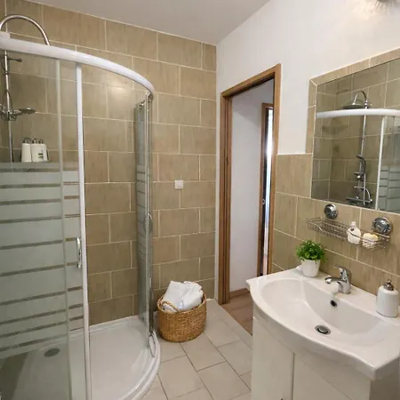 Apartman Spacieux Et Paisible 6 Personnes *